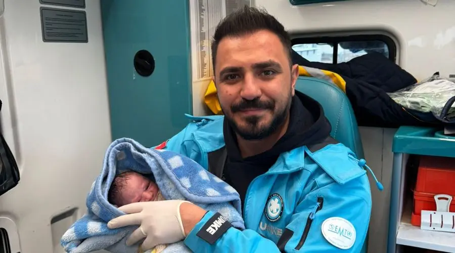 Ambulansta Doğum Heyecanı: Aile, Bebeğine Acil Tıp Teknisyeninin Adını Verdi Şanlıurfa’nın Akçakale ilçesinde doğum sancısı başlayan bir anne, hastaneye götürülürken