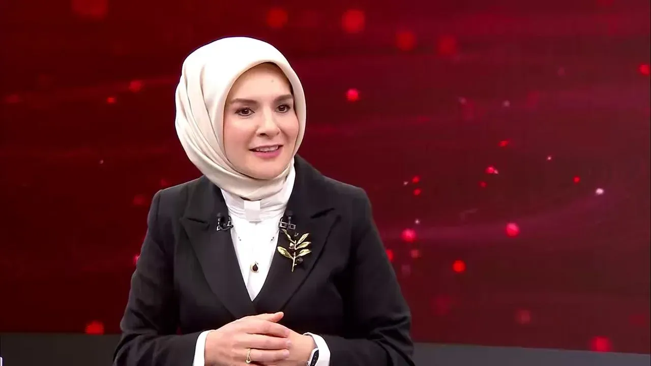 Aile ve Sosyal Hizmetler Bakanı Mahinur Özdemir Göktaş, hem kamu