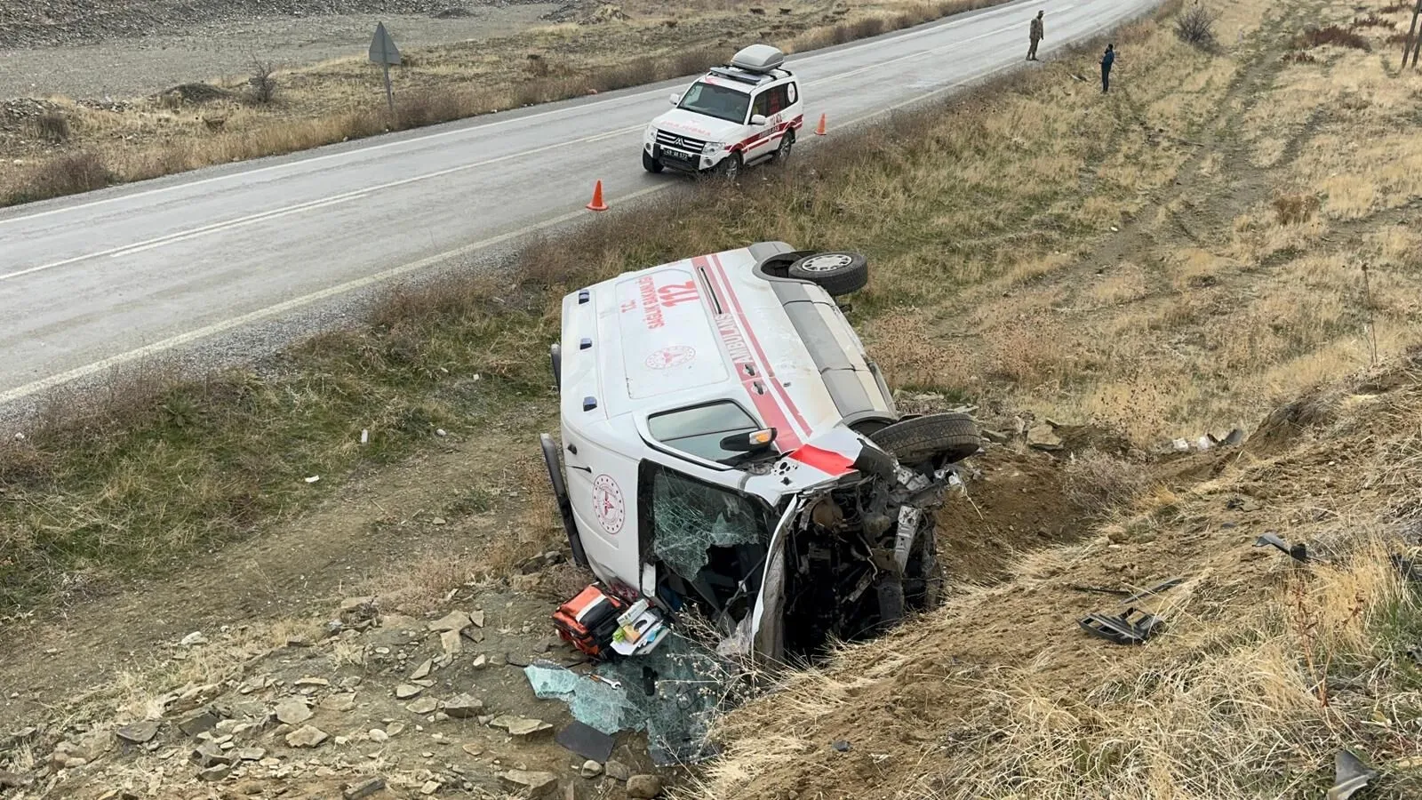 Muş’ta hasta tesliminin ardından dönüş yoluna çıkan ambulansın devrilmesi sonucu