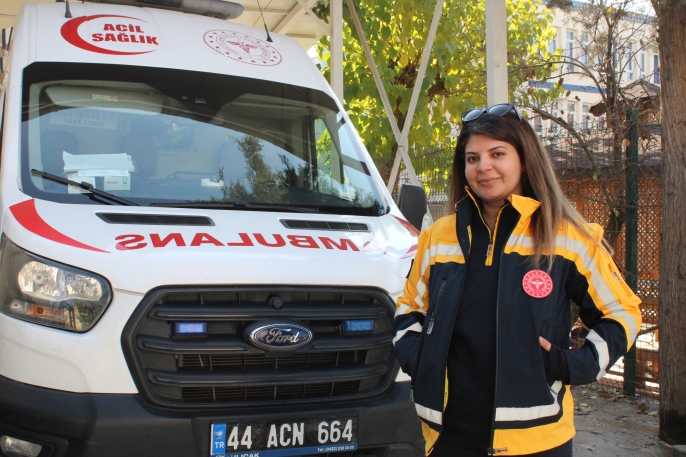 Malatya’da görev yapan acil tıp teknisyeni Sibel Yel, ambulans sürücülüğü