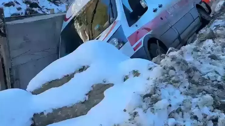 Adana’nın Feke ilçesinde hasta nakli için yola çıkan bir ambulans,