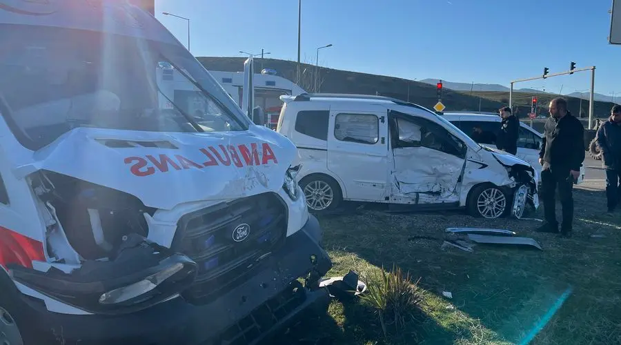 Bingöl'de, Baran G.’yi (24) taşıyan ambulansa, hasta yakınının kullandığı hafif