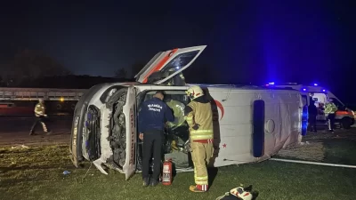 Manisa'da otomobille çarpıştıktan sonra savrulan ambulans, devrilerek yan yattı. Kazada