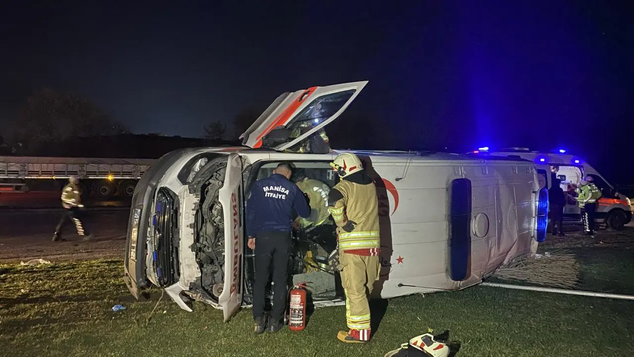 Manisa'da otomobille çarpıştıktan sonra savrulan ambulans, devrilerek yan yattı. Kazada