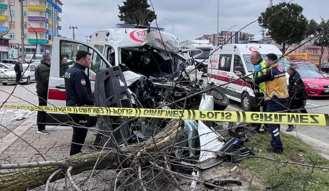 Samsun’un Çarşamba ilçesinde ambulans ile fındık yüklü kamyonun çarpışması sonucu