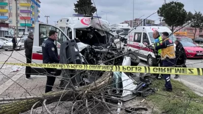 Samsun’un Çarşamba ilçesinde ambulans ile fındık yüklü kamyonun çarpışması sonucu