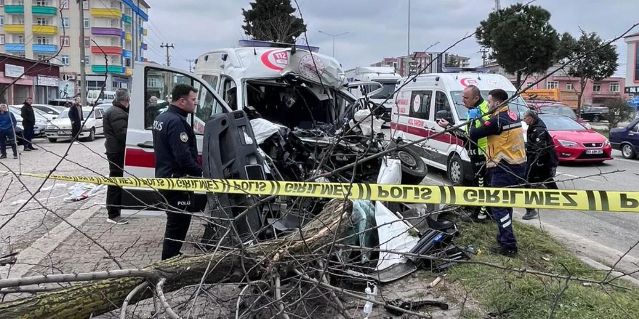 Samsun’un Çarşamba ilçesinde ambulans ile fındık yüklü kamyonun çarpışması sonucu