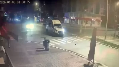 Antalya'nın Manavgat ilçesinde ambulansla çarpışan minibüsteki 2 kişi yaralandı. Minibüs