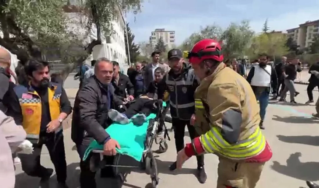Kahramanmaraş’ta bir ortaokula düzenlenen silahlı saldırıda 4 kişi yaşamını yitirdi,