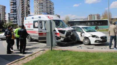 Kayseri’nin Kocasinan ilçesinde hasta nakli gerçekleştiren ambulans ile bir otomobilin