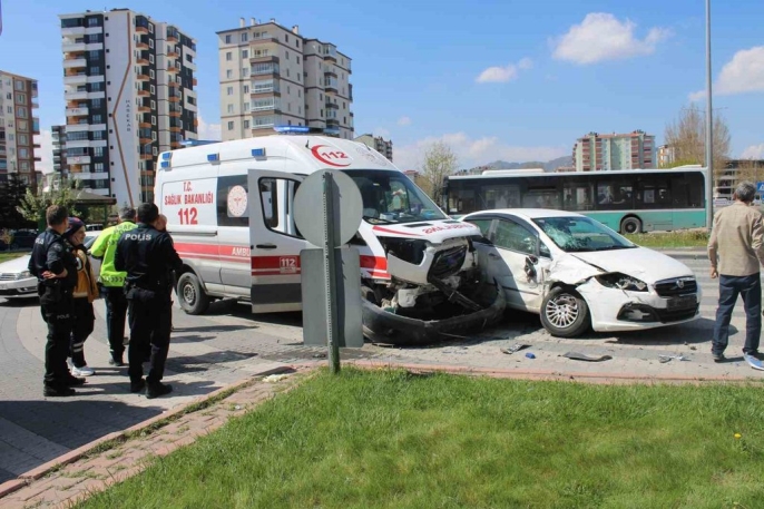 Kayseri’nin Kocasinan ilçesinde hasta nakli gerçekleştiren ambulans ile bir otomobilin