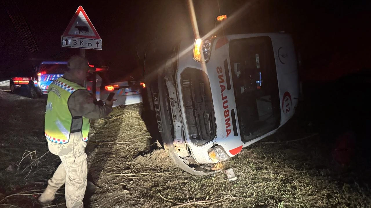 Malazgirt’ten Muş’a sevk edilen bir günlük bebeği taşıyan ambulansın devrilmesi