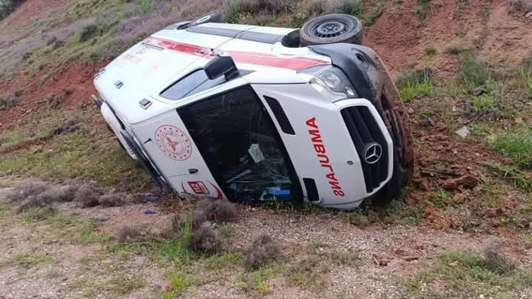 Ankara’nın Nallıhan ilçesinde hasta nakli gerçekleştiren 112 ambulansı, Beypazarı yolu