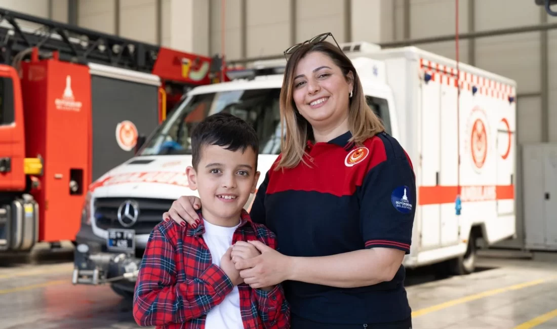 İzmir’de Bir Annenin Çifte Mesaisi: Ambulansta Hayat Kurtarıyor, Evde Dünyanın En Nadir Hastalığıyla Savaşıyor! İzmir Büyükşehir Belediyesi İtfaiye Dairesi bünyesinde paramedik olarak görev yapan