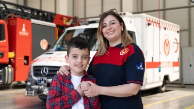İzmir Büyükşehir Belediyesi İtfaiye Dairesi bünyesinde paramedik olarak görev yapan