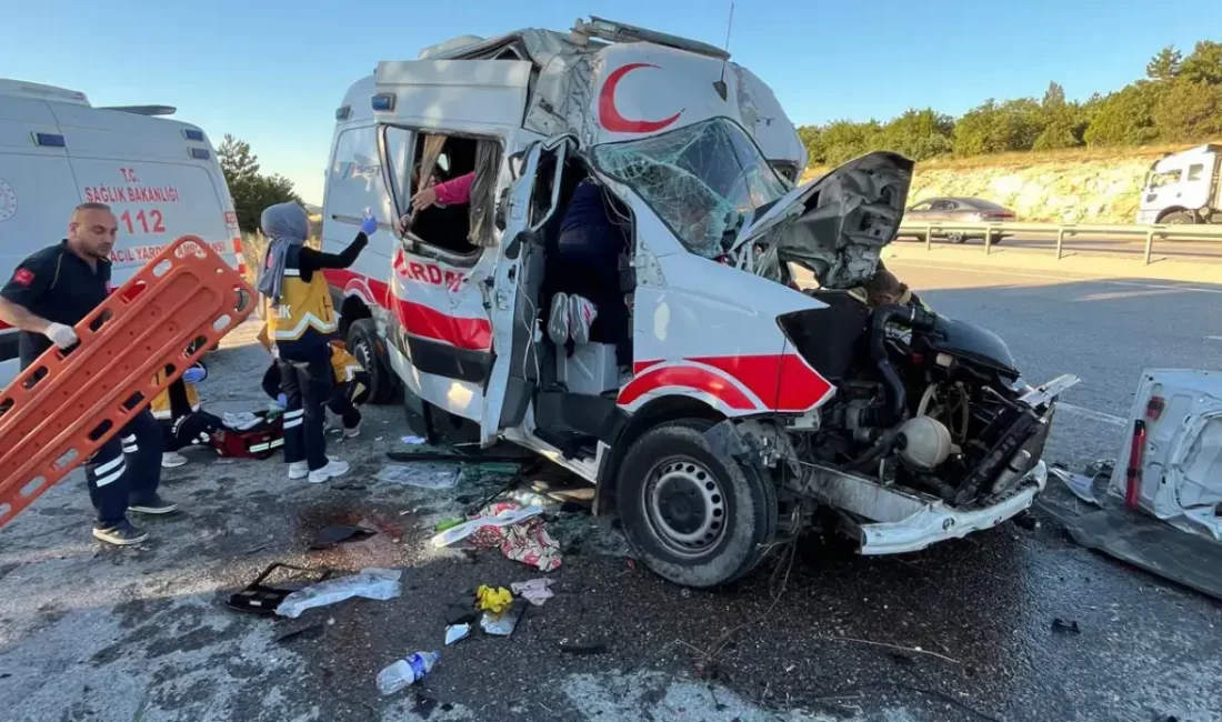 Kütahya'da ambulans ile TIR'ın karıştığı feci trafik kazasında, Antalya'dan İstanbul'a