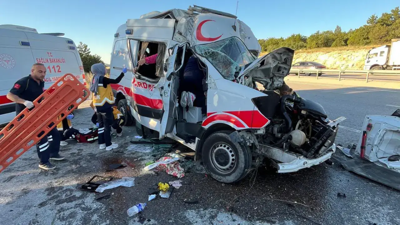 Kütahya'da ambulans ile TIR'ın karıştığı feci trafik kazasında, Antalya'dan İstanbul'a