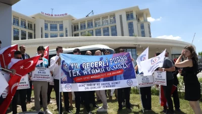 Genç Sağlık Sendikası öncülüğünde Ankara’da Sağlık Bakanlığı önünde bir araya