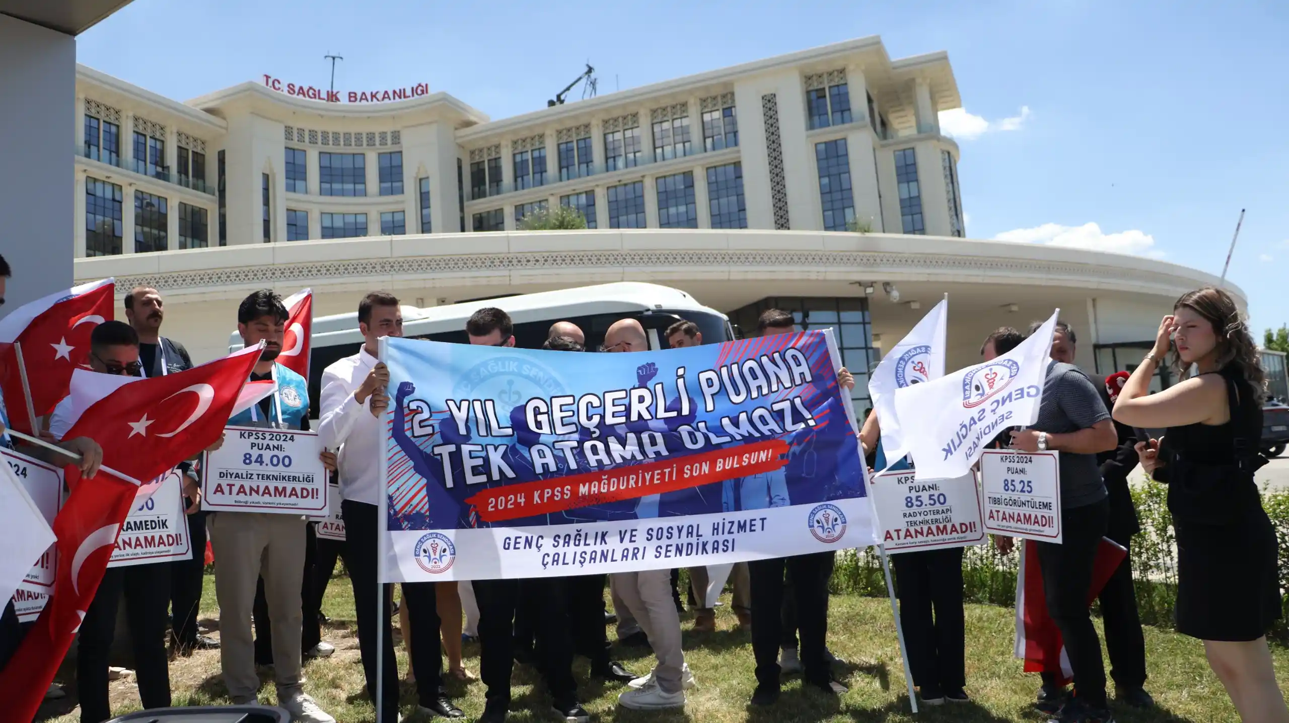 Genç Sağlık Sendikası öncülüğünde Ankara’da Sağlık Bakanlığı önünde bir araya