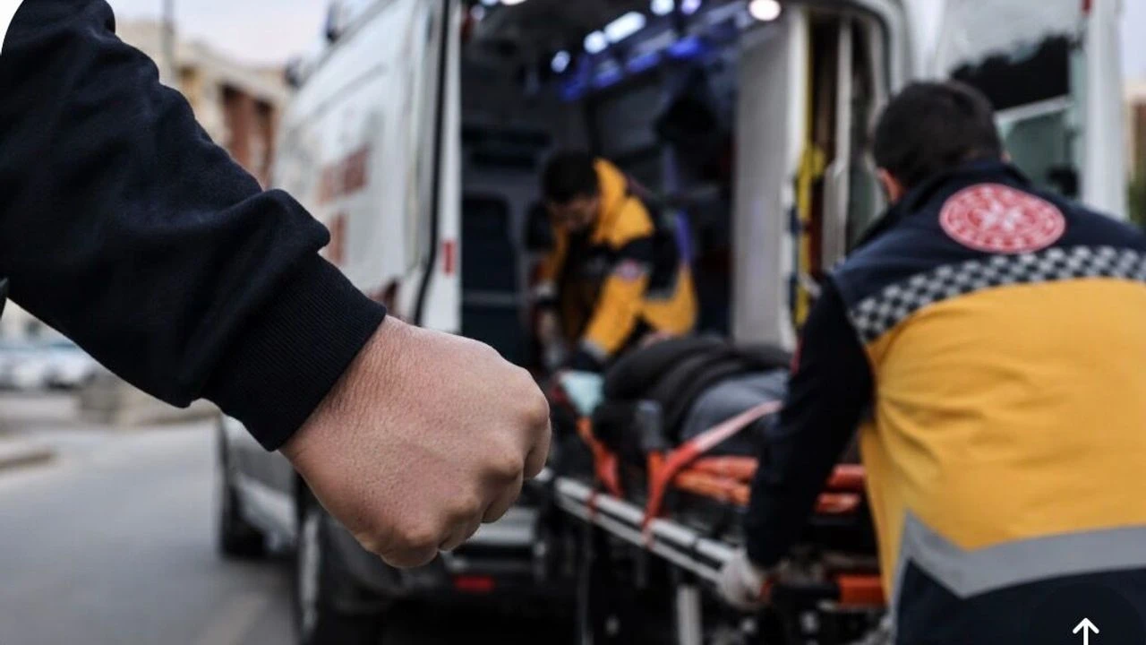 Hakkâri'de hasta yakınları ambulans gecikti iddiasıyla 112 personeline saldırdı. Genç