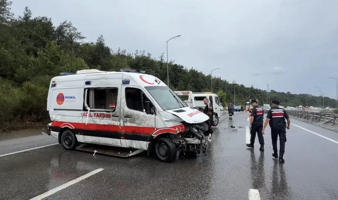 Ambulans Bariyere Çarparak Devrildi: Sürücü Yaralandı! İstanbul Çekmeköy’de Şile Otoyolu üzerinde seyir halindeki özel bir ambulans,