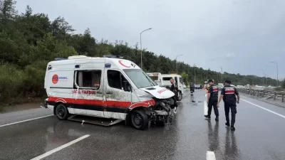 İstanbul Çekmeköy’de Şile Otoyolu üzerinde seyir halindeki özel bir ambulans,
