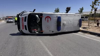 Niğde-Kayseri kara yolunda bir ambulans ile otomobilin çarpışması sonucu meydana