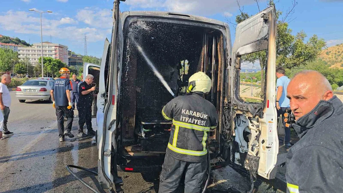Karabük’te seyir halindeki bir hasta nakil aracının motor bölümünde çıkan
