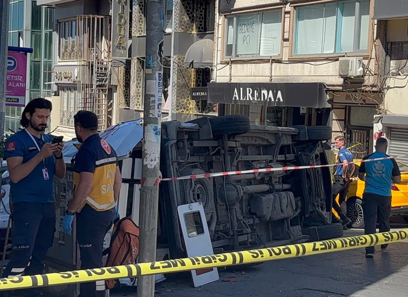 İstanbul'un Fatih ilçesinde, görev başındaki bir acil sağlık ambulansı ile