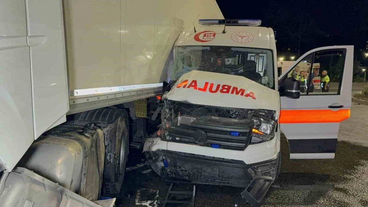Samsun’un İlkadım ilçesinde gece saatlerinde hasta taşıyan bir 112 Acil