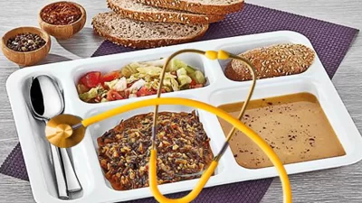 Hatay İskenderun Devlet Hastanesi’nde yatan hastalara dağıtılan yemek servis tepsisinden