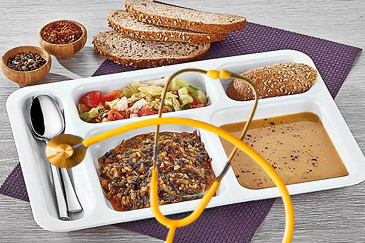 Hatay İskenderun Devlet Hastanesi’nde yatan hastalara dağıtılan yemek servis tepsisinden